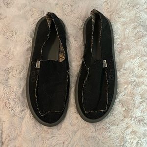 Black sanuks size 9